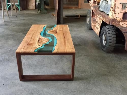 Художник и дизайнер Грег классен изготавливает уникальные столы с голубыми стеклянными реками, озерами и водопадами. 06