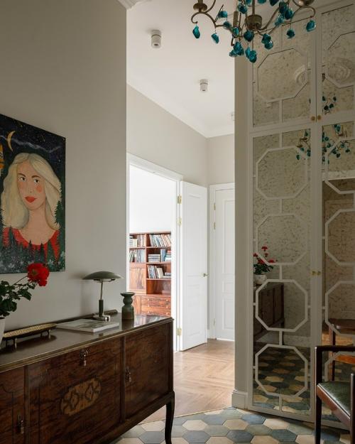 Это бережное слияние истории и современности, где каждая деталь дышит уважением к прошлому. 04