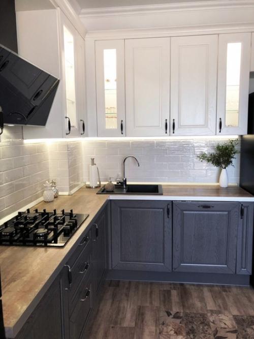 Наша кухня гостиная 23 метра) стол ещё не привезли) кухня массив ясеня, цвет бело серая, на фото почему что желтит. 02