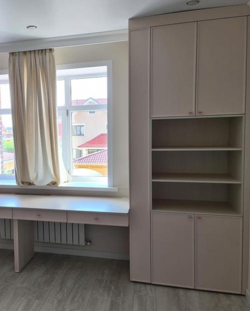 Оборудовали полноценную рабочую зону в детской комнате. 03