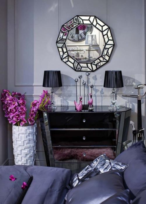 Мы привыкли к шкафам с зеркалами, но не задумывались, что зеркальным может быть практически любой предмет мебели: от прикроватной тумбы до пуфа. 06