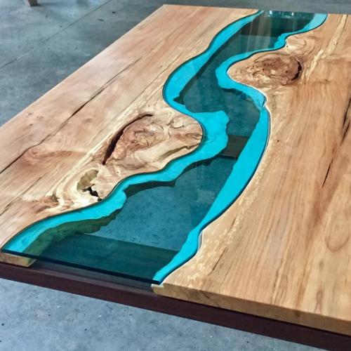 Художник и дизайнер Грег классен изготавливает уникальные столы с голубыми стеклянными реками, озерами и водопадами. 02