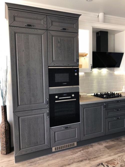 Наша кухня гостиная 23 метра) стол ещё не привезли) кухня массив ясеня, цвет бело серая, на фото почему что желтит. 01