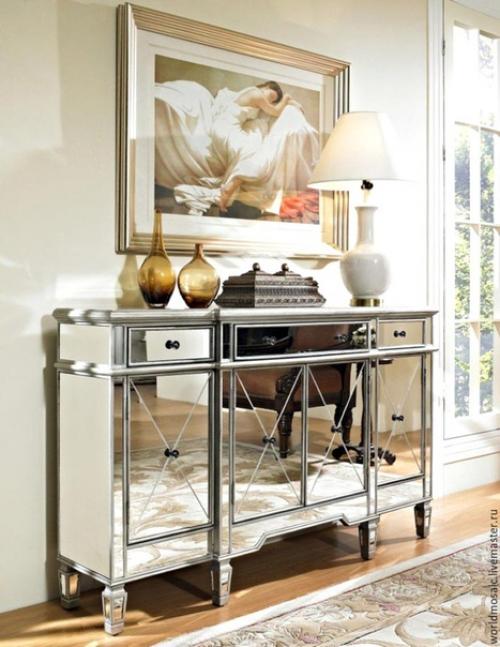 Мы привыкли к шкафам с зеркалами, но не задумывались, что зеркальным может быть практически любой предмет мебели: от прикроватной тумбы до пуфа. 08