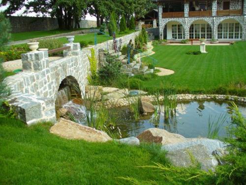 Искусственный водоем как украшение сада и технология его создания. 01