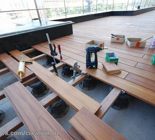 Монтаж террасной доски - это довольно сложный и кропотливый процесс, который требует следования технологии укладки. 07