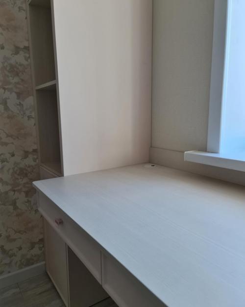 Оборудовали полноценную рабочую зону в детской комнате. 07