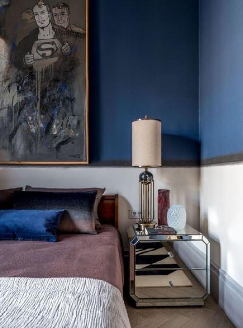 Мы привыкли к шкафам с зеркалами, но не задумывались, что зеркальным может быть практически любой предмет мебели: от прикроватной тумбы до пуфа. 05