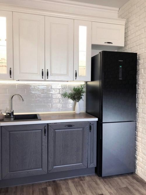 Наша кухня гостиная 23 метра) стол ещё не привезли) кухня массив ясеня, цвет бело серая, на фото почему что желтит. 05