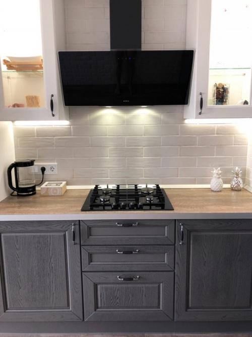 Наша кухня гостиная 23 метра) стол ещё не привезли) кухня массив ясеня, цвет бело серая, на фото почему что желтит. 03