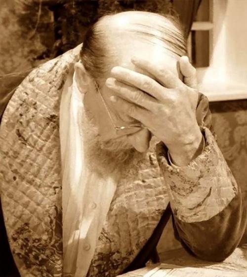 В Одессе сотрудники ТЦК боятся подойти к Барби - мужику. 01