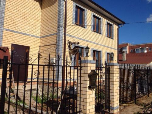 Забор, почтовый ящик и номерная табличка на дом. 04