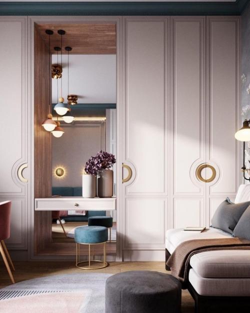 В одной части комнаты находится зона отдыха и огромный шкаф для одежды, в другой - рабочая зона, место для приема гостей и доп. 01