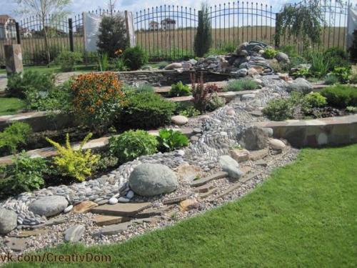 Сухой ручей - стильное украшение сада. 01