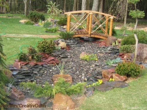 Сухой ручей - стильное украшение сада. 06