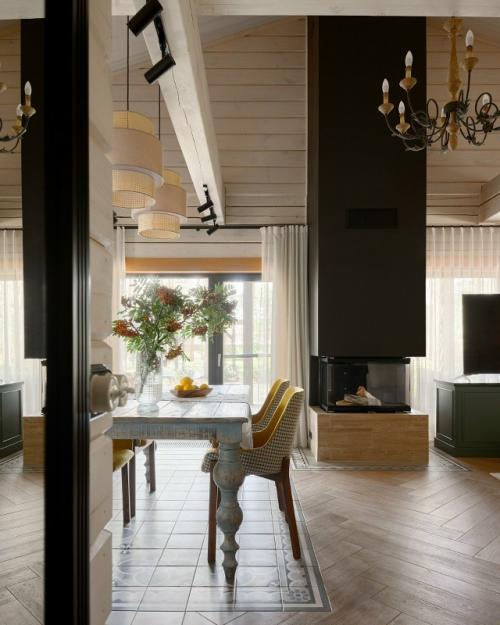 Этот дом расположен на уединённом участке, окружённом вековыми хвойными деревьями. 08