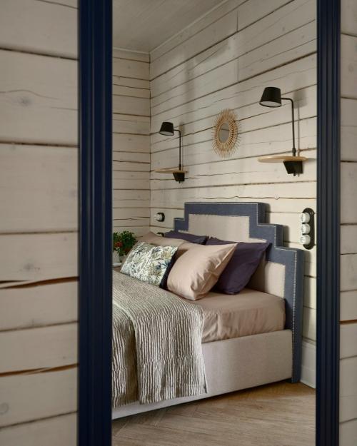 Этот дом расположен на уединённом участке, окружённом вековыми хвойными деревьями. 01