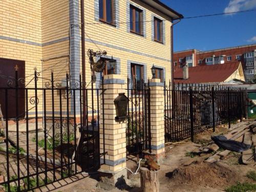 Забор, почтовый ящик и номерная табличка на дом. 03