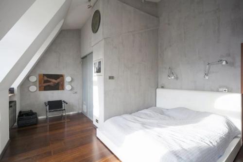 Двухуровневая квартира со светлым интерьером, скошенным потолком и деревянной мебелью. 07