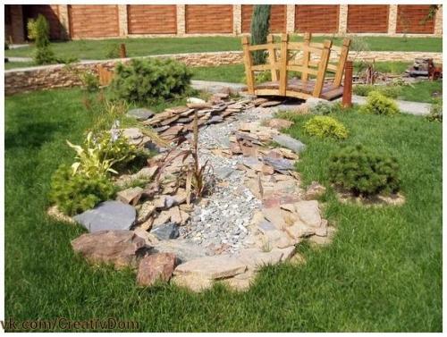 Сухой ручей - стильное украшение сада. 05