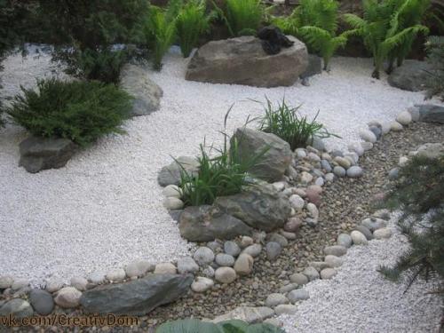 Сухой ручей - стильное украшение сада. 03