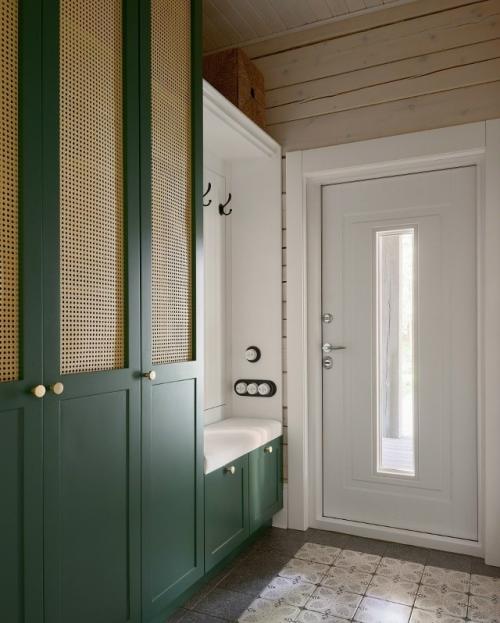 Этот дом расположен на уединённом участке, окружённом вековыми хвойными деревьями. 07