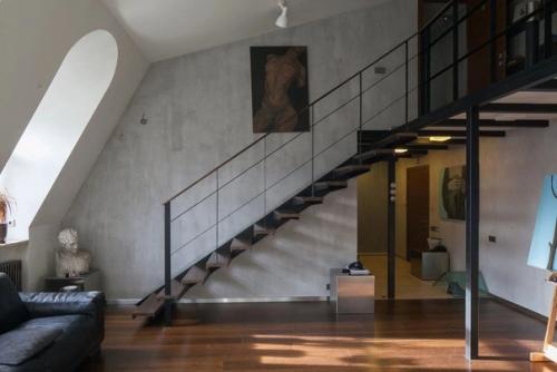 Двухуровневая квартира со светлым интерьером, скошенным потолком и деревянной мебелью. 03