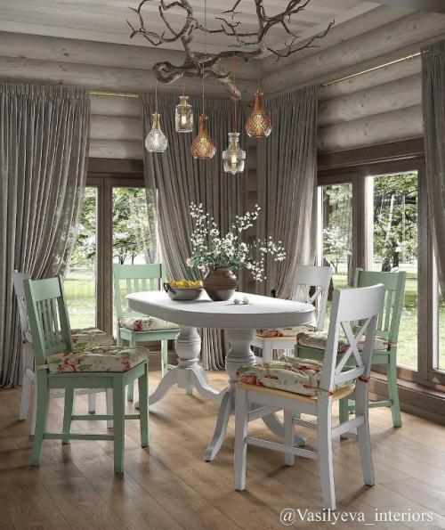 Интерьер дома создан так, чтобы подчеркнуть красоту натуральных материалов и дарить ощущение уюта в каждом уголке. 07