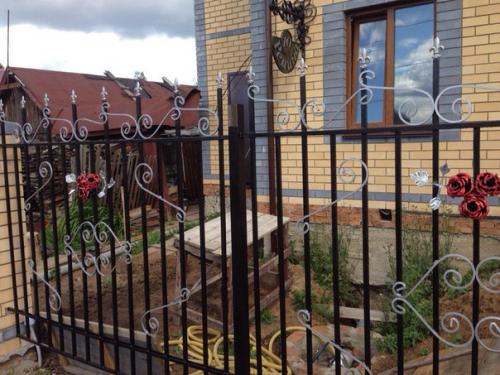 Забор, почтовый ящик и номерная табличка на дом. 01