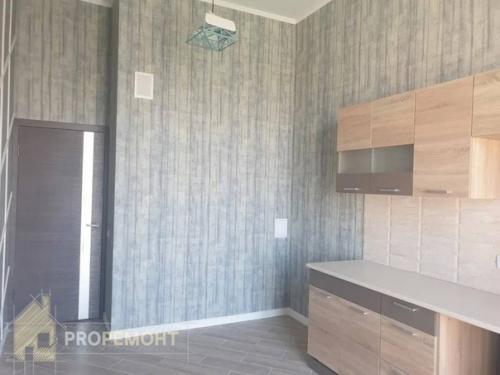 Обратите внимание на разнообразную отделку стен в этой квартире 85 кв. 03