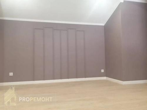 Обратите внимание на разнообразную отделку стен в этой квартире 85 кв. 01