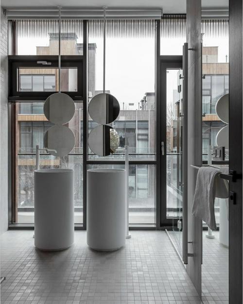 Реализованный интерьер загородного дома для семьи с тремя детьми - смелый, современный и при этом по-настоящему уютный. 

