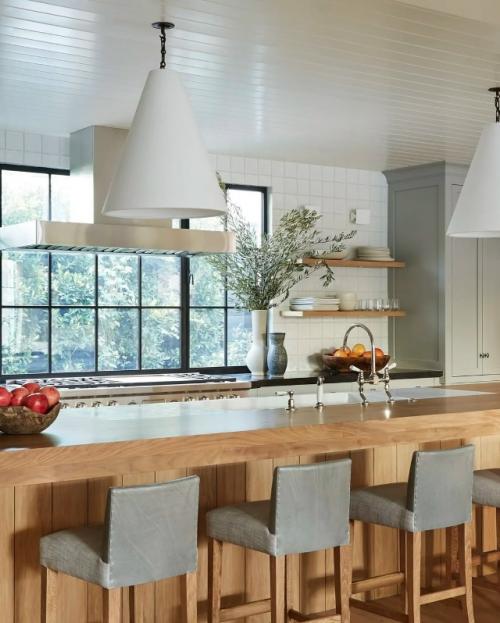 Насладимся этим замечательным загородным домом, где каждая деталь продумана до мелочей. 03