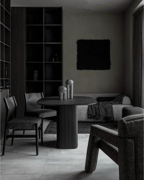 Реализованный интерьер загородного дома для семьи с тремя детьми - смелый, современный и при этом по-настоящему уютный. 04