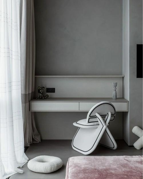 Реализованный интерьер загородного дома для семьи с тремя детьми - смелый, современный и при этом по-настоящему уютный. 05