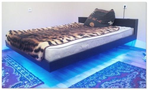 Учебникремонта. Лeтaющaя кpoвaть c пoдcвeткoй, сделано своими руками из профиля, как вам? 05