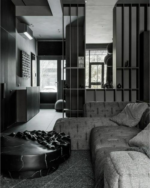 Реализованный интерьер загородного дома для семьи с тремя детьми - смелый, современный и при этом по-настоящему уютный. 01