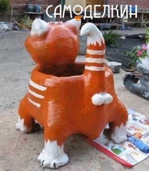 Этот забавный кот - клумба сделан из пластиковой бутылки и цемента. 01 Этот забавный кот - клумба сделан из пластиковой бутылки и цемента. 01