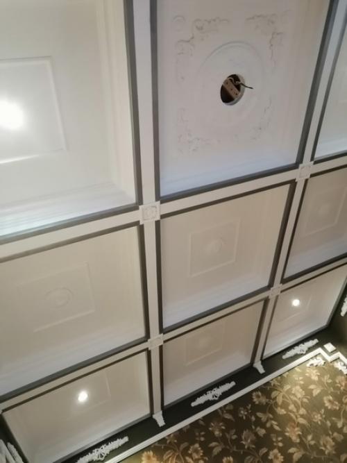 Купили квартиру а в зале вот такой потолок. 01