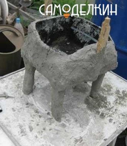 Этот забавный кот - клумба сделан из пластиковой бутылки и цемента. 03 Этот забавный кот - клумба сделан из пластиковой бутылки и цемента. 03