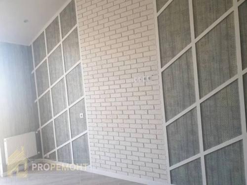 Обратите внимание на разнообразную отделку стен в этой квартире 85 кв. 04