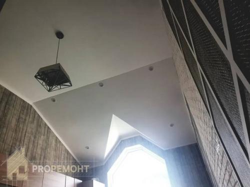 Обратите внимание на разнообразную отделку стен в этой квартире 85 кв. 05