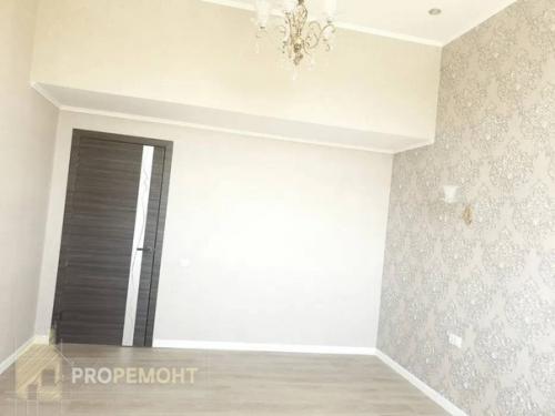 Обратите внимание на разнообразную отделку стен в этой квартире 85 кв. 02