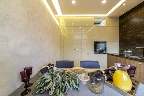 Пример дизайна угловой 11-метровой кухни в панельном доме. 01