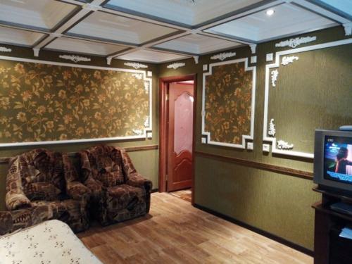 Купили квартиру а в зале вот такой потолок. 02