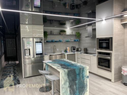 Это кондо в USA, постоянно жить никто не будет. 02