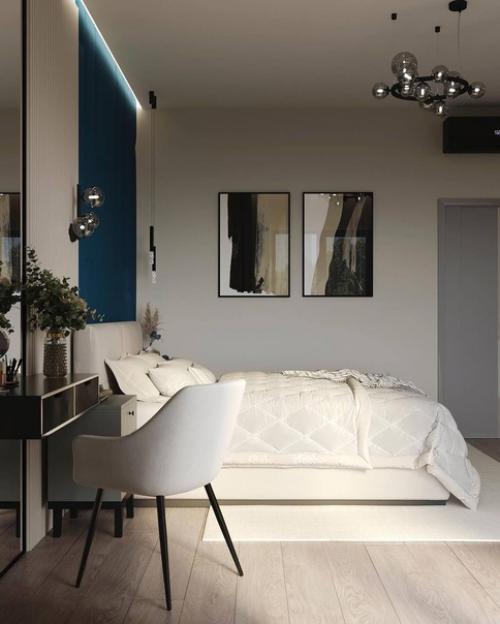 Прекрасный, стильный и очень уютный интерьер спальни в пастельных тонах и с насыщенным ярко-синим акцентом в виде части стены в изголовье? 05