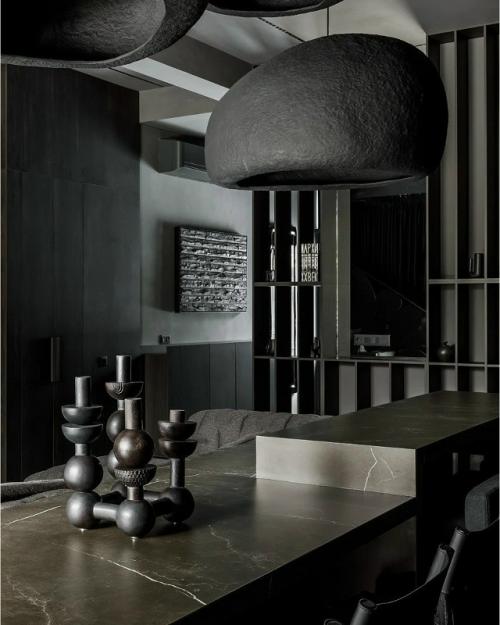 Реализованный интерьер загородного дома для семьи с тремя детьми - смелый, современный и при этом по-настоящему уютный. 03