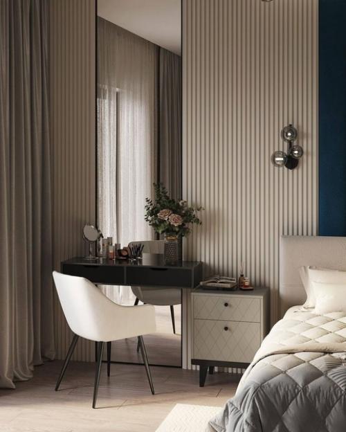 Прекрасный, стильный и очень уютный интерьер спальни в пастельных тонах и с насыщенным ярко-синим акцентом в виде части стены в изголовье? 02