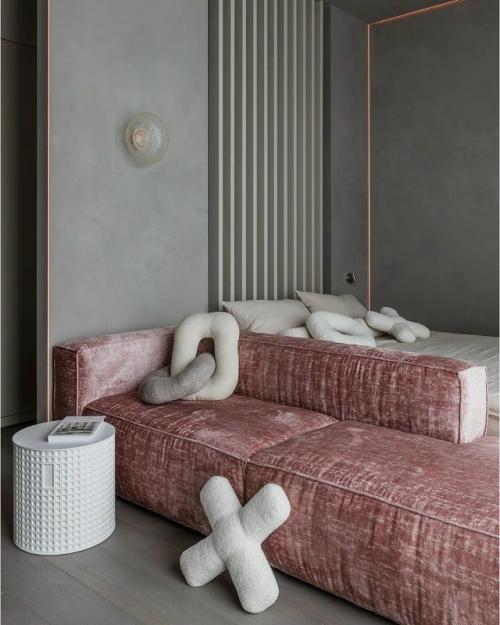 Реализованный интерьер загородного дома для семьи с тремя детьми - смелый, современный и при этом по-настоящему уютный. 06